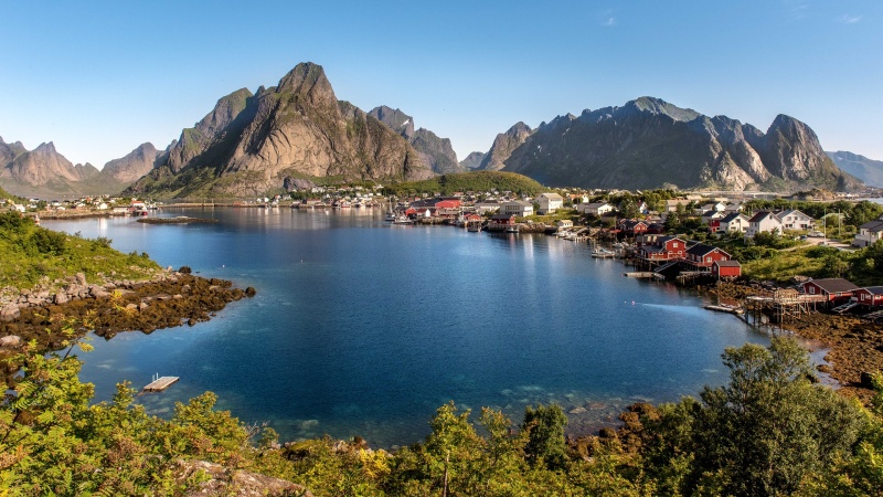 Vy over Lofoten med vatten , berg och sma hus